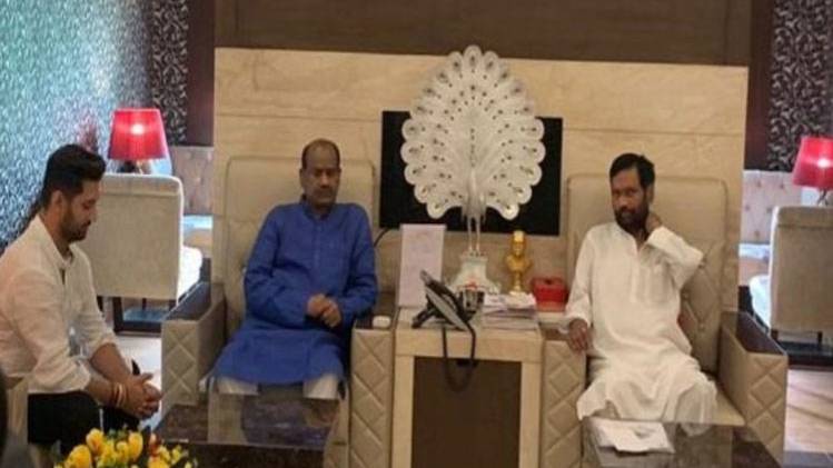 स्पीकर ओम बिड़ला ने की रामविलास पासवान से मुलाकात (फोटो-ANI)