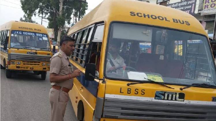 चेकिंग में लगे पुलिस अधिकारी (फोटो-अरविंद ओझा)