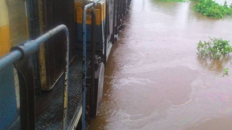 पानी में फंसी महालक्ष्मी एक्सप्रेस