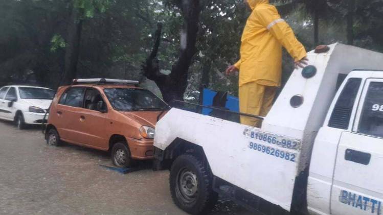 नो पार्किंग जोन में गाड़ी करना हुआ महंगा (फोटो- दिव्येश सिंह)