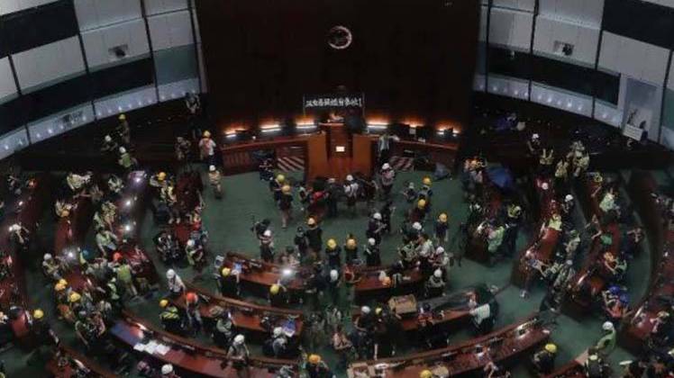 प्रत्यर्पण बिल हांगकांग में उग्र हो रहा है विरोध प्रदर्शन (तस्वीर- एपी)