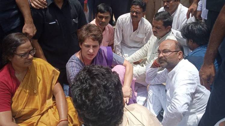 सोनभद्र जाने से रोके जाने पर धरना पर बैठी प्रियंका गांधी (फोटो-facebook)