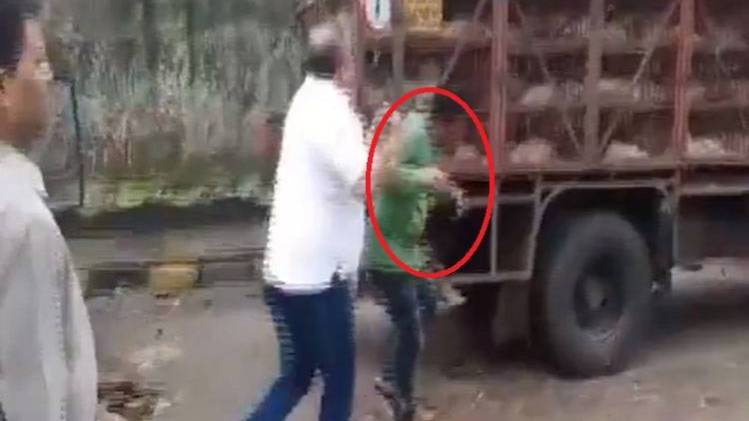 चिकन व्यापारियों के साथ मारपीट (फोटो-ANI)
