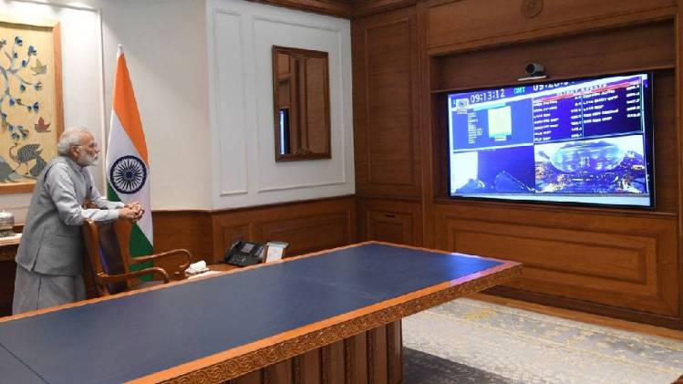 PM मोदी ने लाइव देखा मिशन चंद्रयान-2