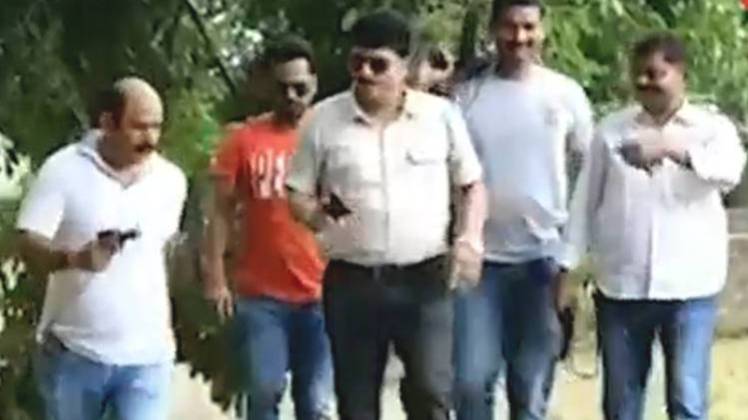 फिल्मी अंदाज में हथियार लहराते दिखे इंस्पेक्टर और अन्य (Courtesy- Video Screenshot)