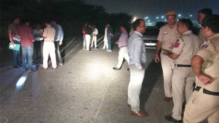 मुठभेड़ स्थल पर मौजूद पुलिसकर्मी और अन्य