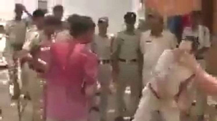 पिटाई करती पुलिस (फोटो- स्क्रीनशॉट)