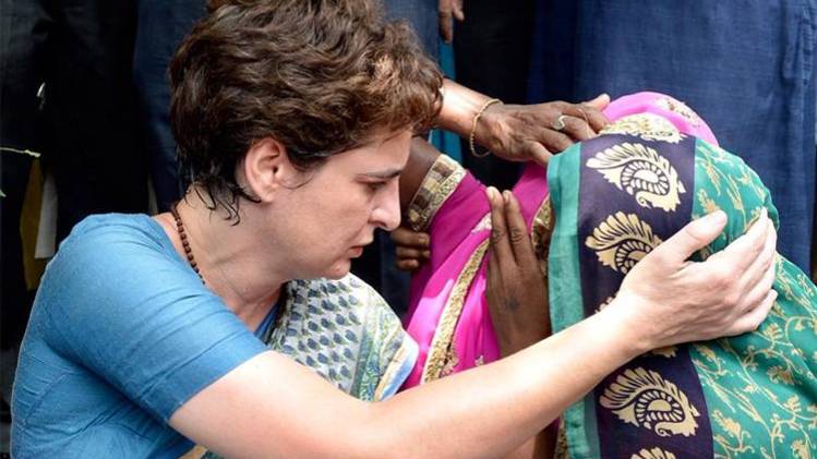 सोनभद्र नरसंहार के पीड़ित परिवारों से मिलती प्रियंका गांधी (फोटो-INC)