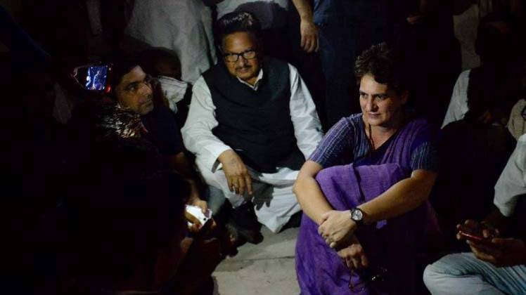 कांग्रेस महासचिव प्रियंका गांधी चूनार गेस्ट हाउस में अपने समर्थकों के साथ (फोटो: ANI)