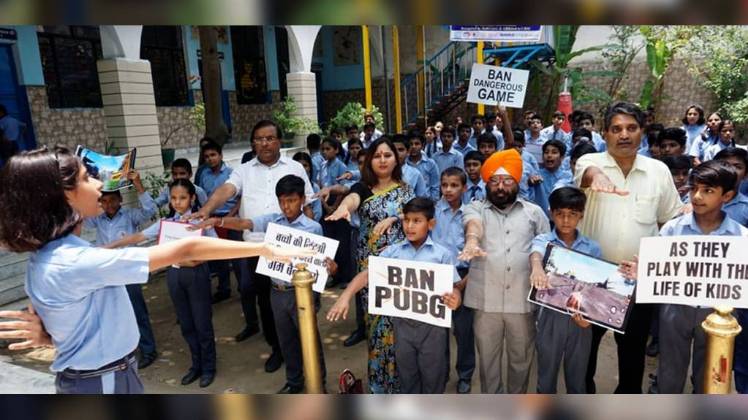 परमजीत सिंह पम्मा बच्चों को शपथ दिलाते हुए