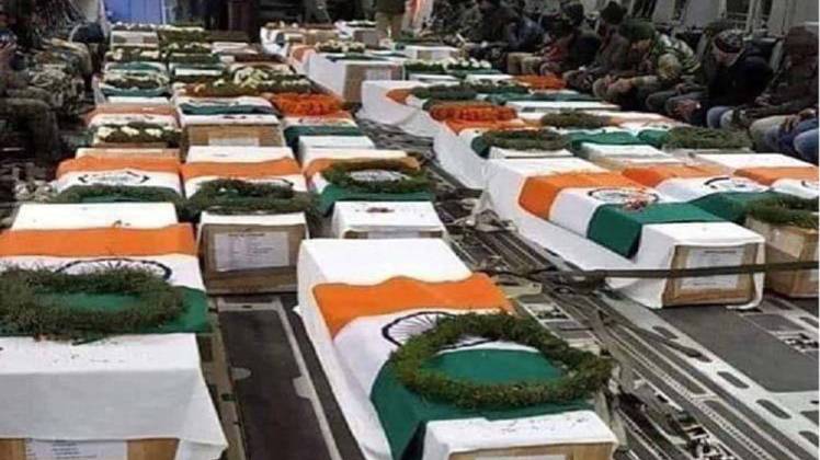 तिरंगे में लिपटे ताबूत