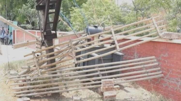 स्कूल के सामने रखा ट्रांसफॉर्मर