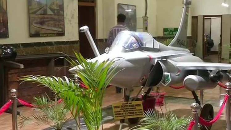 कबाड़ से तैयार किया गया राफेल विमान का मॉडल (फोटो-एएनआई)