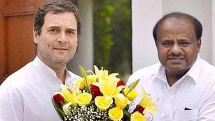 कर्नाटक में सियासी संकट (Photo- AajTak)