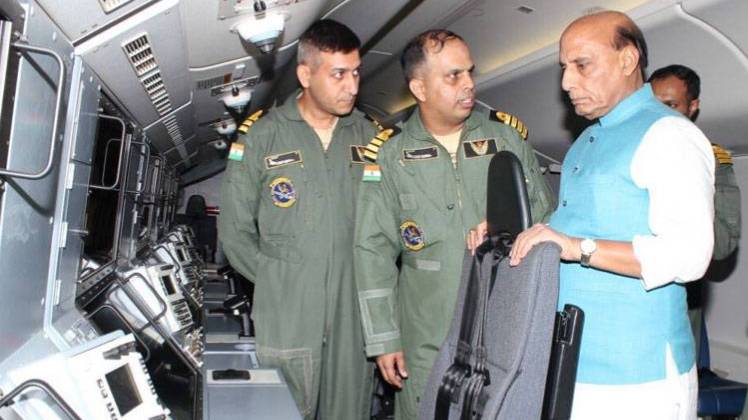 वायुसेना के अधिकारियों के साथ रक्षामंत्री राजनाथ सिंह (फाइल फोटो- ट्विटर/@rajnathsingh)