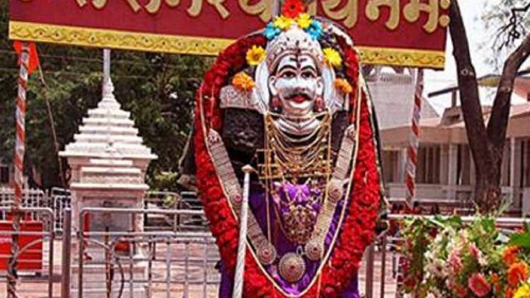 शनिदेव की आराधना से सावन में धन संपत्ति का वरदान भी मिल सकता है.