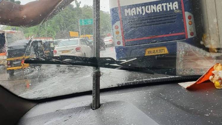 कार के अंदर घुसा 10 फुट लंबा लोहे का रॉड (फोटो-सौरभ वक्तानिया)