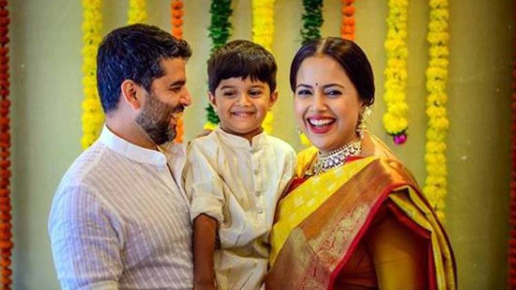 परिवार के साथ समीरा रेड्डी 