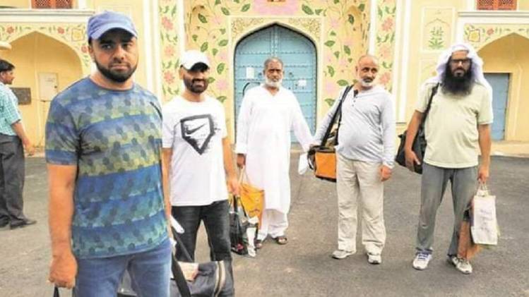 रईस बेग- फोटो में दाएं से दूसरे (फोटो- आजतक)