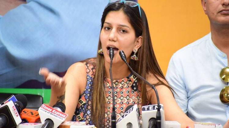 प्रेस कॉन्फ्रेस में केजरीवाल पर बरसीं सपना चौधरी (फोटो-IANS)