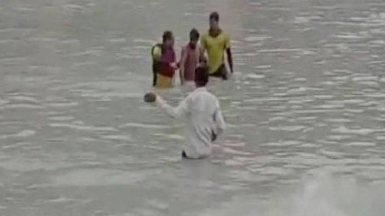 नदी में बहे युवके को बचाया (फोटो- ANI)