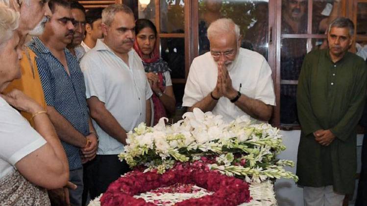 शीला दीक्षित को श्रद्धांजलि देते हुए प्रधानमंत्री नरेंद्र मोदी (फोटो- bjp.org)