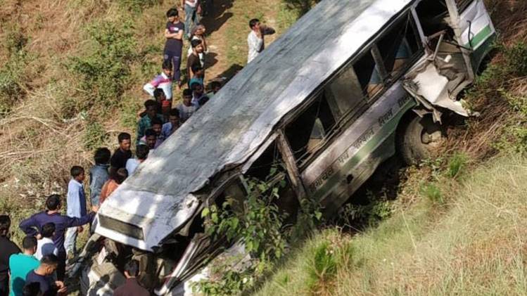 खाई में गिरी बस