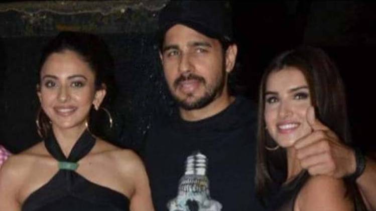 रकुल प्रीत और तारा सुतारिया के साथ सिद्धार्थ मल्होत्रा