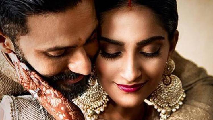 पति आनंद आहूजा संग सोनम कपूर