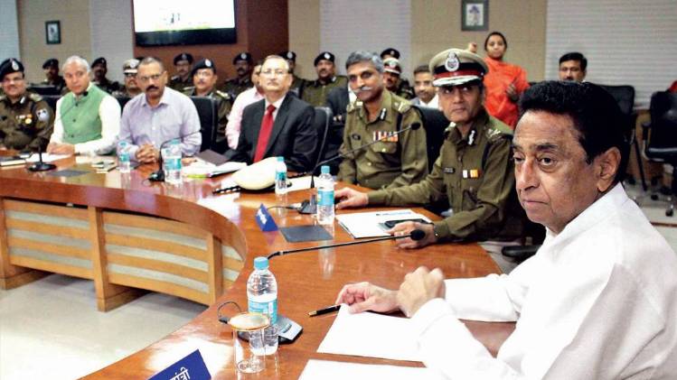 पैनी नजर राज्य के शीर्ष पुलिस अधिकारियों की बैठक में सीएम कमलनाथ