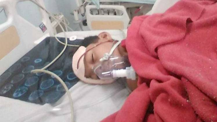 अस्पताल में भर्ती घायल छात्र हर्ष (फोटो- ईशा गुप्ता)