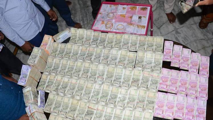 एसीबी की कार्रवाई में जब्त नोट (ANI)