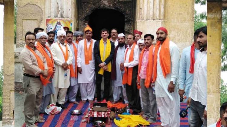 मंदिर में पूजा करते हिंदू श्रद्धालु (Twitter- @rsrobin1)