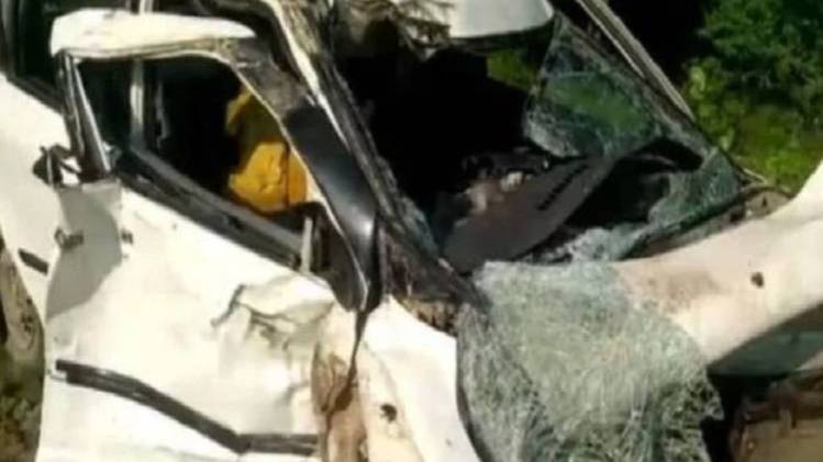 उन्नाव पीड़िता की दुर्घटनाग्रस्त कार (फोटो-एएनआई