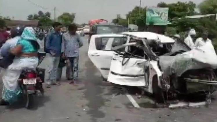 उन्नाव पीड़िता की दुर्घटनाग्रस्त कार (फोटो-एएनआई)