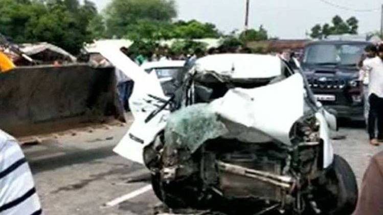 उन्नाव हादसे में क्षतिग्रस्त कार (फाइल फोटो)