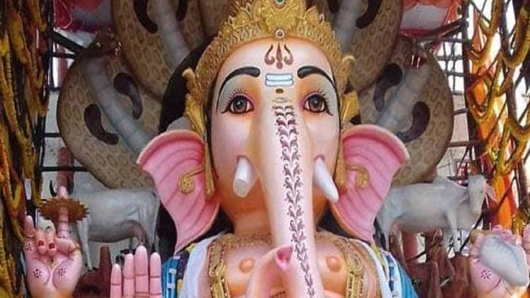 बिना मूर्ति या प्रतीक के साकार ब्रह्म की उपासना नहीं हो सकती.