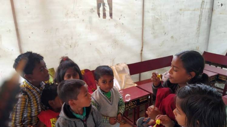 बेंच पाकर खुश हैं ये बच्चे 