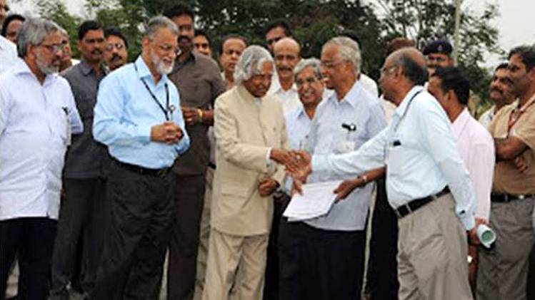 तत्कालीन राष्ट्रपति डॉ. कलाम से हाथ मिलाते इसरो वैज्ञानिक विनोद कुमार श्रीवास्तव.