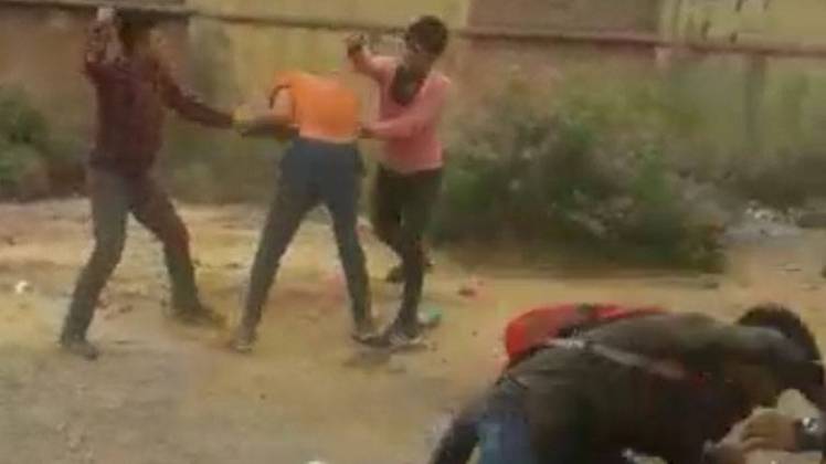 गाजियाबाद में दो गुटों के बीच मारपीट 