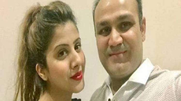 अपनी पत्नी के साथ वीरेंद्र सहवाग (फोटो- ट्विटर)