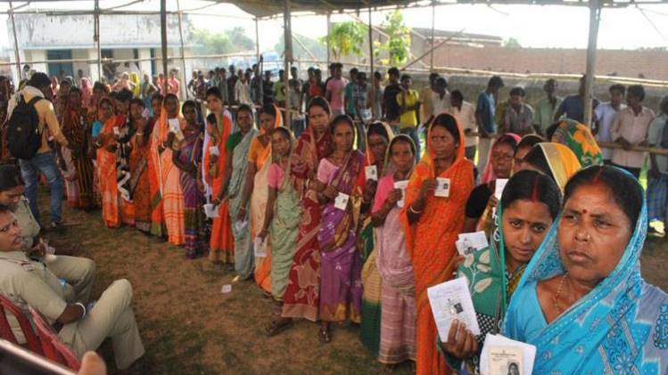 वोट देते हुए लोगों की तस्वीर (फाइल फोटो- IANS)