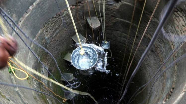 देश के कई हिस्सों में है पीने के पानी का संकट (फोटो: IANS)