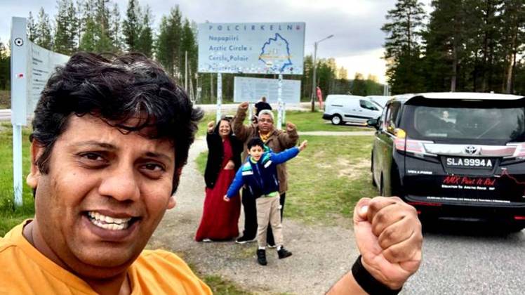 आर्कटि‍क सर्कल पर माथुर फैम‍िली (Photo: Facebook)