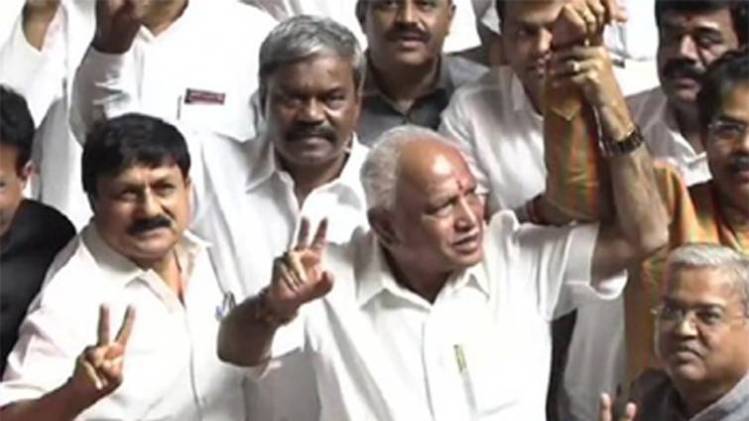 जश्न में बीजेपी (फोटो-IANS)