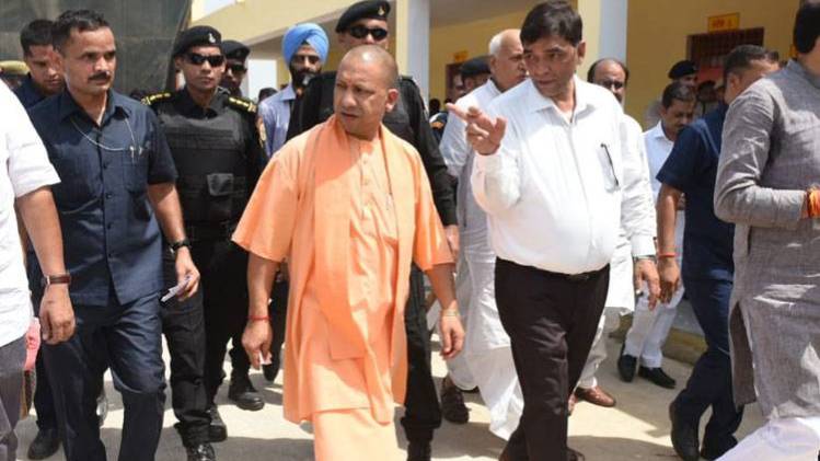 अधिकारियों के साथ सीएम योगी आदित्यनाथ