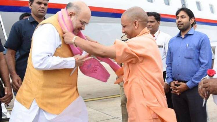 लखनऊ पहुंचे अमित शाह का स्वागत करते CM योगी आदित्यनाथ (फोटो-TWITTER)