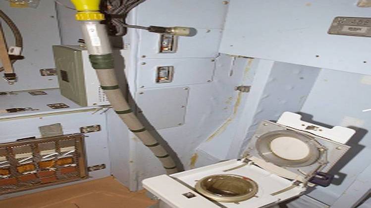 इंटरनेशनल स्पेस स्टेशन पर लगा जीरो-ग्रैविटी टॉयलेट.(फोटोः नासा)