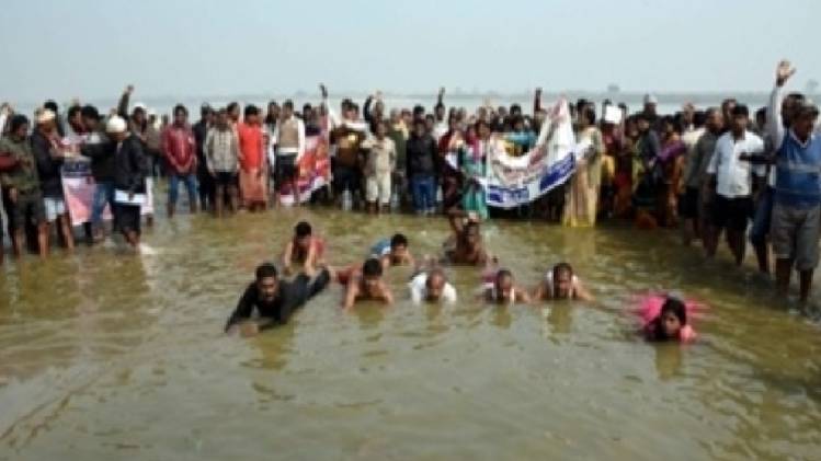 जल सत्याग्रह करते ग्रामीण (फोटोः आईएएनएस)