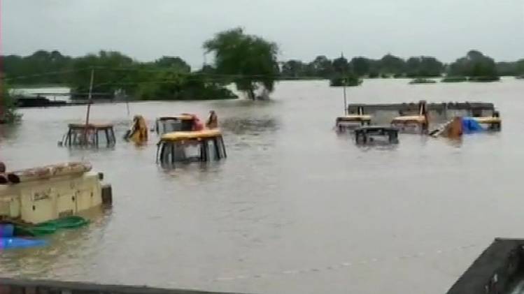 बारिश में डूबे जेसीबी (फाइल फोटो- ANI)